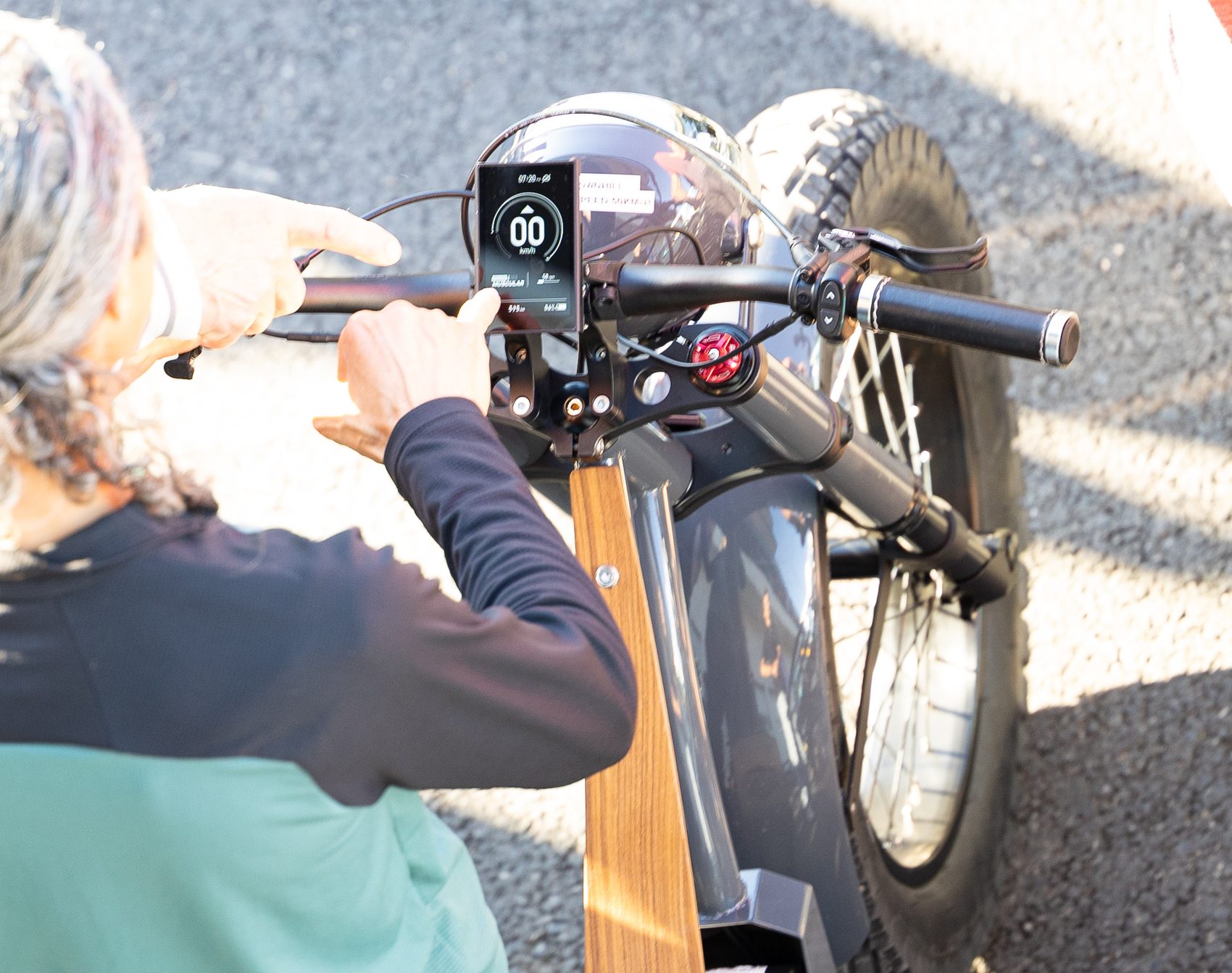Prototype du cockpit PERS manipulé sur le guidon d’un vélo